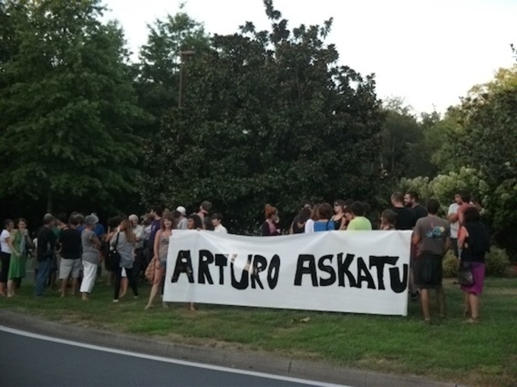 Atxiloketa salatzeko Urruñan egin duten elkarretaratzearen argazki bat. (NAIZ.INFO)