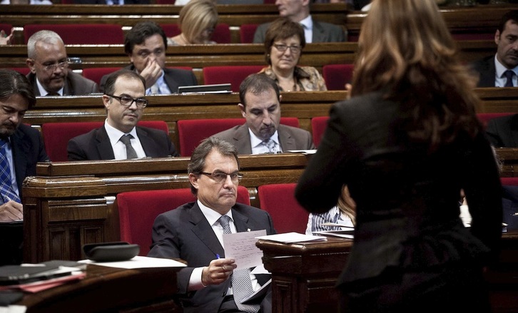 El President de Catalunya, Artur Mas, observa a Alicia Sánchez Camacho (PP) durante una sesión en el Parlament. ALBERT GARCIA