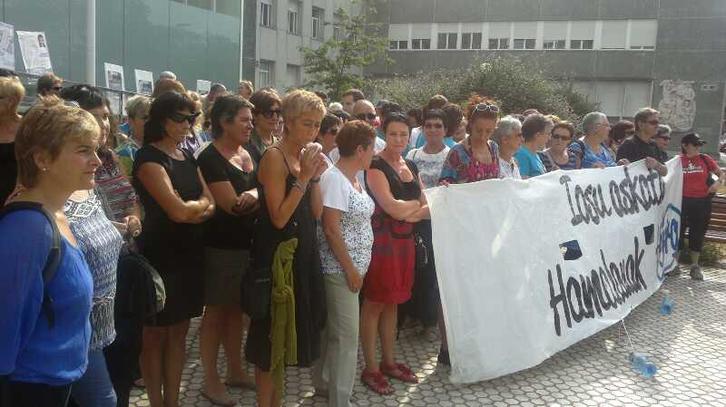 Diferentes representantes de Ahotsak, a las puertas del Hospital Donostia. (HERRIRA)