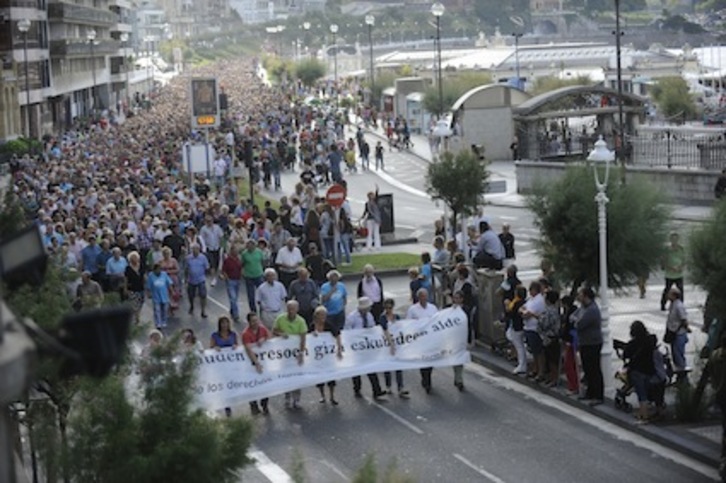 La manifestación, que ha partido desde el túnel del antiguo, ha sido respaldado por miles de ciudadanos. (Jon URBE/ARGAZKI PRESS)