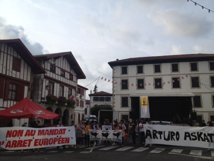 Arturo Villanuevaren askatasuna eskatzeko Urruñan egin duten elkarretaratzearen irudia. (NAIZ.INFO)