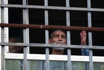 El preso Iosu Uribetxebarria, en el Hospital Donostia, donde permanece ingresado. (Juan Carlos RUIZ/ARGAZKI PRESS)