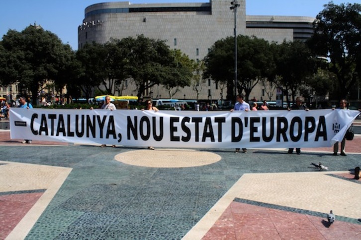 Presentación de la pancarta que abrirá la manifestación del 11 de setiembre (Beñat ZALDUA)
