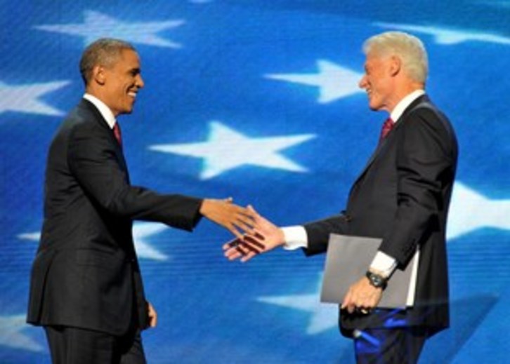 Barack Obama estrecha la mano de Bill Clinton. (Mladen ANTONOV/AFP PHOTO)