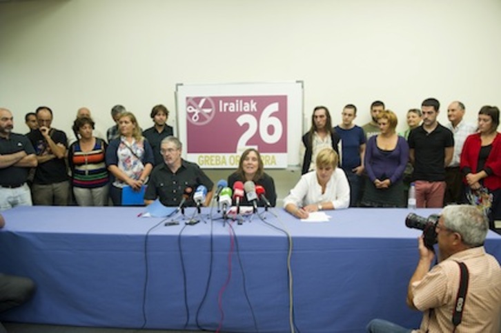 Representantes de las organizaciones convocantes de la huelga. (Luis JAUREGIALTZO/ARGAZKI PRESS)