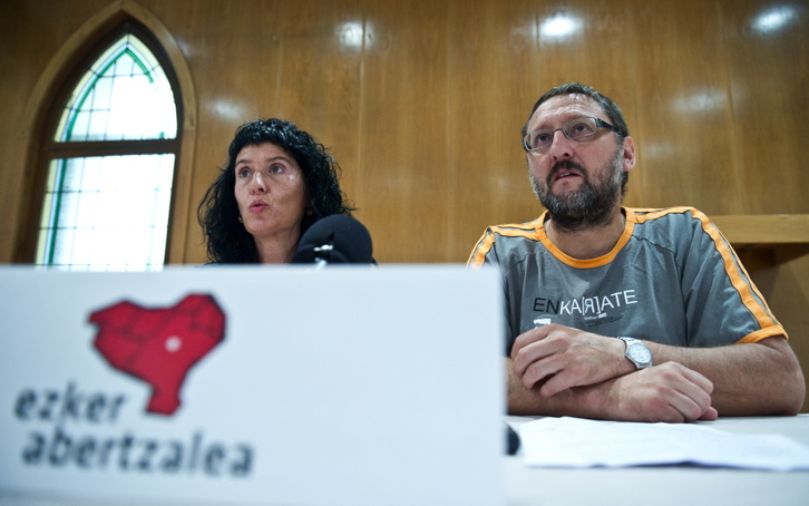 Maitane Intxaurraga y Txelui Moreno durante la comparecencia de hoy. Jagoba MANTEROLA / ARGAZKI PRESS