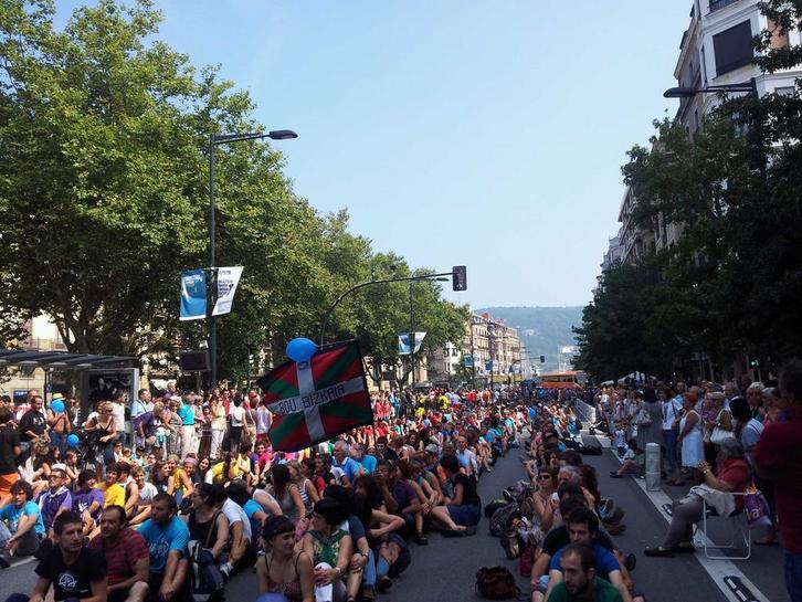 Cientos de personas han secundado la iniciativa de Herrira.