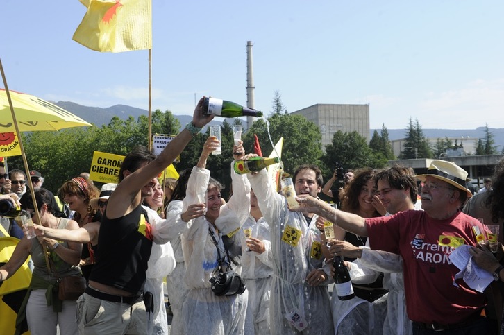 Topa eginez amaitu zuten Garoñaren aurkako martxa. (Luis JAUREGIALTZO/ARGAZKI PRESS)