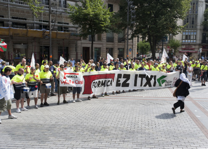 Protesta de los trabajadores de Formica ante la Diputación de Bizkaia, en una imagen de archivo. (Jon HERNAEZ/ARGAZKI PRESS)