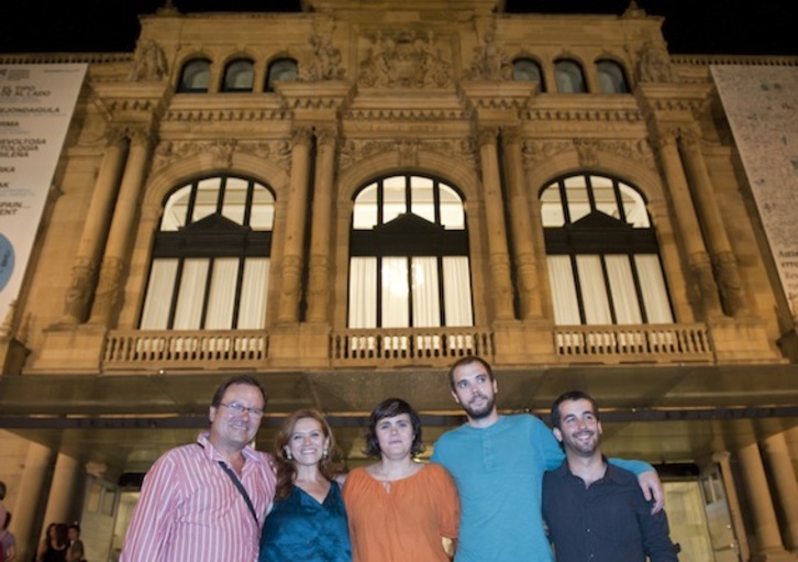 Los directores de ‘Barrura begirako leihoak’, ayer, en el Victoria Eugenia. (Jon URBE/ARGAZKI PRESS)