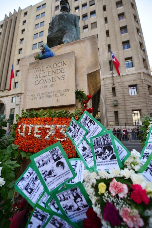 Flores y carteles junto al monumento a Salvador Allende, en Santiago. (Martin BERNETTI/AFP)