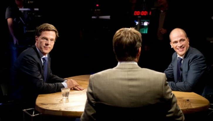 Rutte, a la izquierda, y Samson, durante un debate previo a la cita electoral de hoy. (Robin UTRECHT/AFP PHOTO)