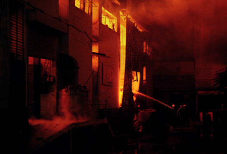 La fábrica de textil, en Karachi, envuelta en llamas. (Asif HASSAN/AFP PHOTO)