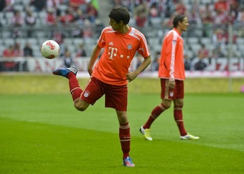 Javi Martinez realiza ejercicios de calentamiento con el Bayern de Munich. (Guenter SCHIFFMANN/AFP PHOTO)