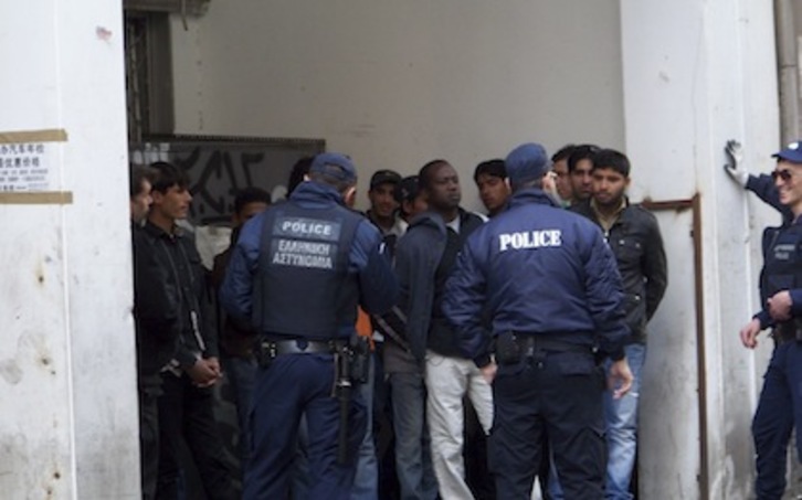 Redada de la policía griega contra supuestos inmigrantes en situación irregular (Antonio CUESTA)