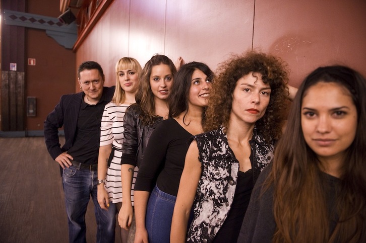 Zuloak taldeko kideak eta Fermin Muguruza. Luis JAUREGIALTZO / ARGAZKI PRESS