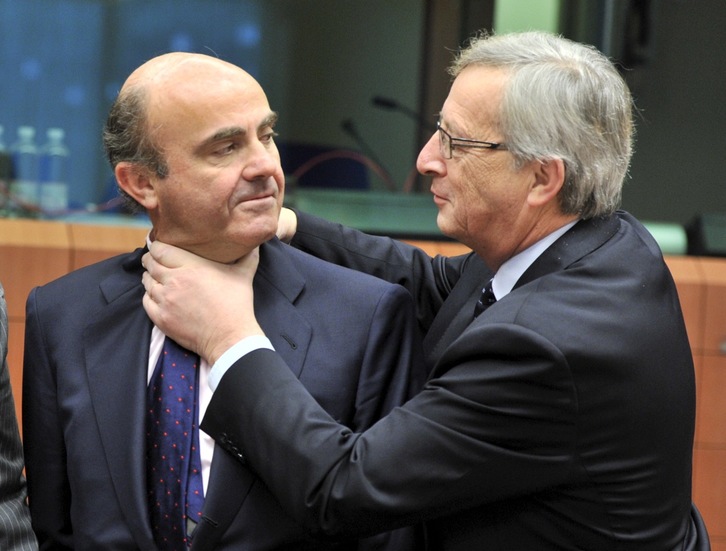 El ministro español de Economía es saludado por el presidente del Eurogrupo, Jean-Claude Juncker, en una reunión anterior.  Georges GOBET / AFP PHOTO