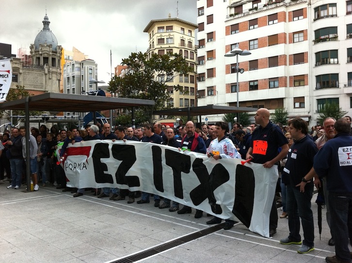 Protesta de los trabajadores de Formica ayer en Bilbo. NAIZ.INFO