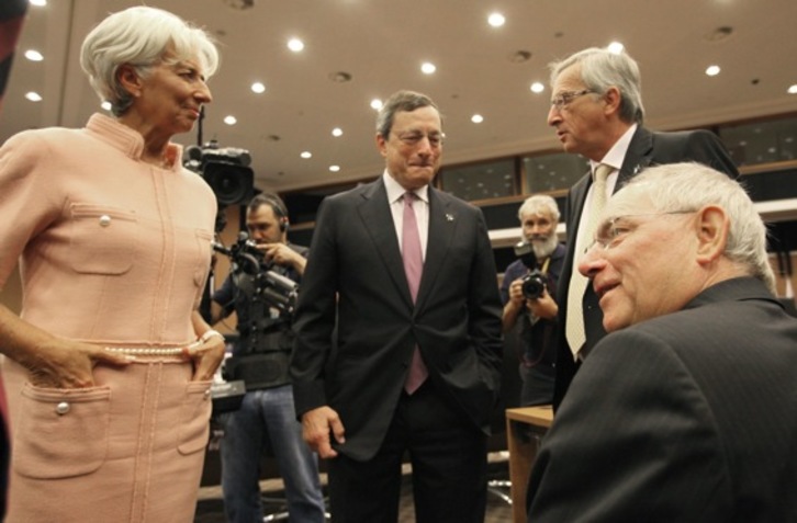 La presidenta del FMI, Christine Lagarde; el presidente del BCE, Mario Draghi; el presidente del Eurogrupo, Jean-Claude Juncker; y el titular germano de Finanzas, Wolfgang Schaeuble, conversan al inicio de la reunión de Chipre. (Yiannis KOURTOGLOU/AFP) )
