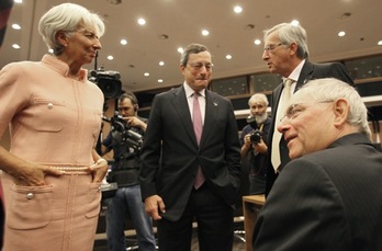 La presidenta del FMI, Christine Lagarde; el presidente del BCE, Mario Draghi; el presidente del Eurogrupo, Jean-Claude Juncker; y el titular germano de Finanzas, Wolfgang Schaeuble, conversan al inicio de la reunión. (Yiannis KOURTOGLOU/AFP) )
