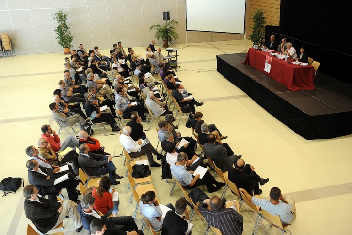 Electos de Ipar Euskal Herria en el encuentro organizado por el Senado francés en Baiona, el pasado 13 de septiembre. Gaizka IROZ / ARGAZKI PRESS