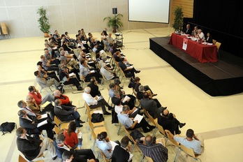 Electos de Ipar Euskal Herria en el encuentro organizado por el Senado francés en Baiona. Gaizka IROZ / ARGAZKI PRESS
