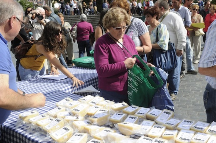 Mercado Transparente organizado por EHNE en la plaza Arriaga de Bilbo. (Luis JAUREGIALTZO/ARGAZKI PRESS)
