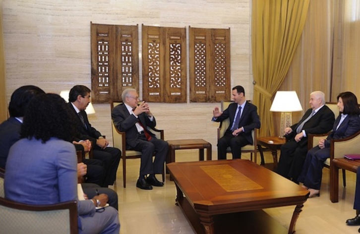 En el centro, Bashar al-Assad y Lakhdar Brahimi, durante su encuentro en Damasco. (AFP PHOTO)