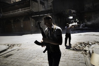 En el centro, Bashar al-Assad y Lakhdar Brahimi, durante su encuentro en Damasco. (AFP PHOTO)