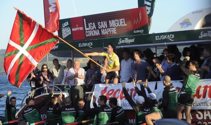 Los remeros de Kaiku se han proclamado campeones, por segunda vez consecutiva, de la Liga San Miguel. (ARGAZKI PRESS)