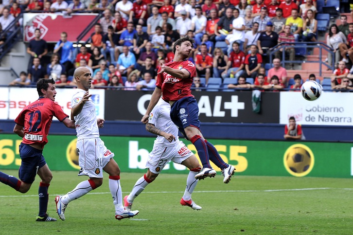 Nunes eta Llorentek txartel gorria ikusi dute lehen zatiaren bukaera aldera. (ARGAZKI PRESS)