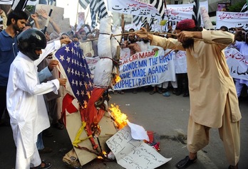 Manifestantes paquistaníes queman banderas estadounidenses durante las protestas contra la película que se mofa del Islam. (Rizwan TABASSUM/AFP PHOTO)