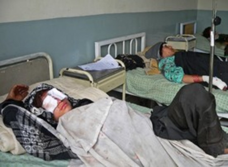 Dos de los heridos en el bombardeo de la OTAN, en un hospital de Laghman. (Noorullah SHIRZADA/AFP PHOTO)
