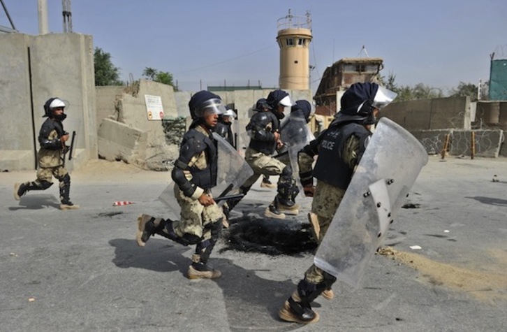 Agentes de la Policía afgana, durante las protestas en Kabul. (Massoud HOSSAINI/AFP PHOTO)