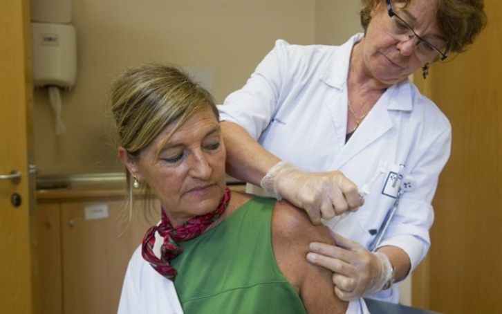 Una mujer recibe la vacuna contra la gripe. (Andoni CANELLADA/ARGAZKI PRESS)