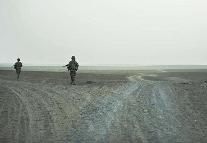 Soldados de la OTAN patrullan en Afganistán. (Tony KARUMBA/AFP PHOTO)