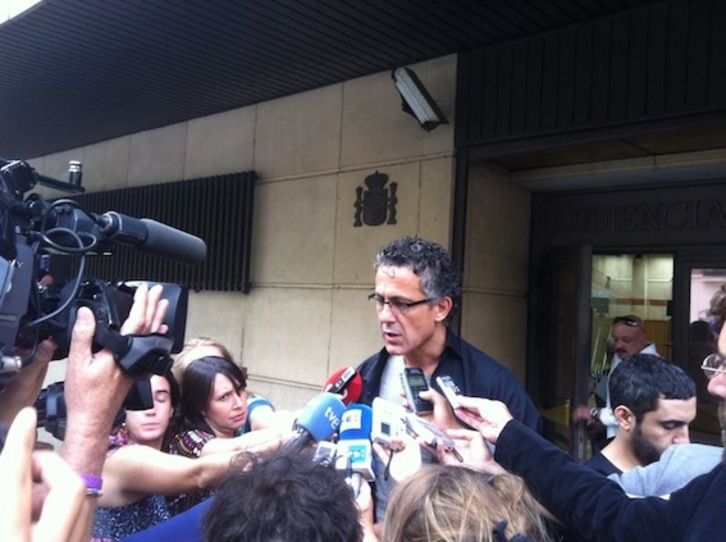 Xabier Mikel Errekondo, de Amaiur, atiende a los medios a las puertas de la Audiencia Nacional española. (Alberto PRADILLA)