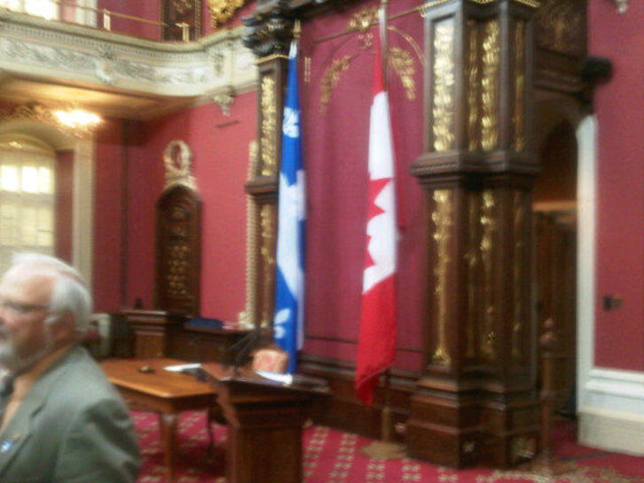 Este martes por la mañana volvía la bandera canadiense al Parlamento de Quebec. @doughertykr