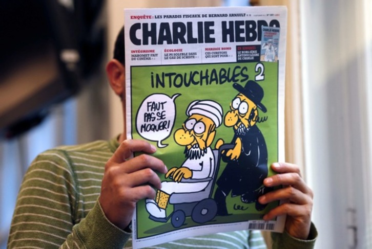 Un hombre lee el semanario ‘Charlie Hebdo’, que publica hoy caricaturas de Mahoma. (Thomas COEX/AFP) 