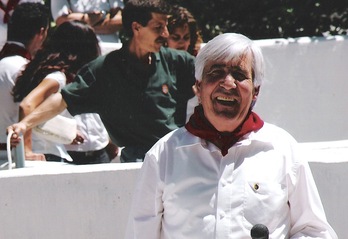 Miguel Ángel Alustiza, micrófono en mano, durante los sanfermines (Archivo de M. A. Alustiza)