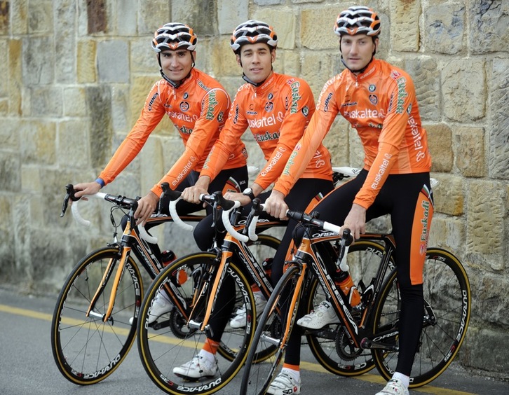Víctor Cabedo, a la izquierda, junto a Ricardo García y Adrian Sáez de Arriegi, en noviembre pasado. (Monika DEL VALLE/ARGAZKI PRESS)