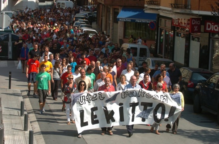 Manifestazioa egin zuten Lekeition, Ertzaintzaren jokaera salatzeko. (Luis JAUREGIALTZO/ARGAZKI PRESS) 