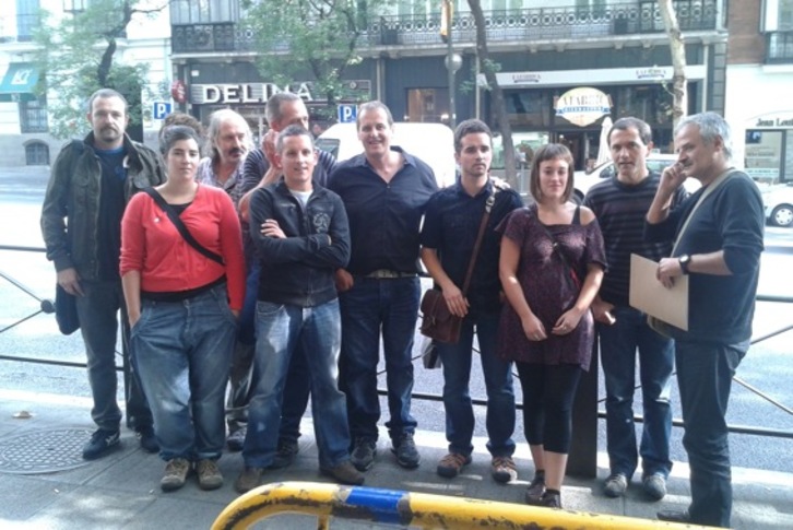 Los integrantes de Herrira, arropados por otros agentes sociales, ante la Audiencia Nacional. (HERRIRA)