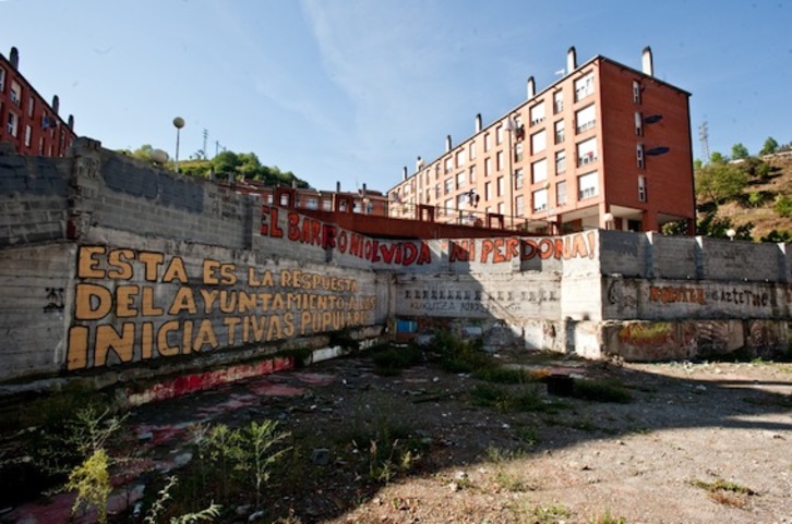 Kukutza gaztetxearen eraikina zegoen lekuan, oraindik ere nabarmena da auzotarren aldarria. (Jon HERNAEZ/ARGAZKI PRESS)
