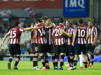 Los jugadores del Athletic, durante el encuentro contra el Hapoel. (Monika DEL VALLE/ARGAZKI PRESS)
