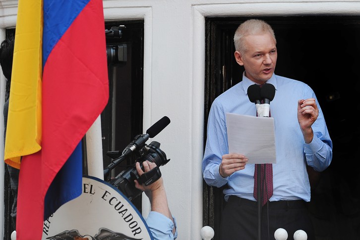 Assange, en la Embajada londinense de Ecuador una imagen de archivo. (Carl COURT / AFP)