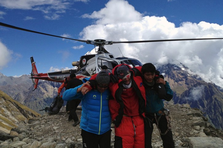 Montañeros rescatados tras la avalancha. (HO / AFP)
