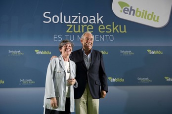 La candidata a lehendakari de EH Bildu, Laura Mintegi, con el exlehendakari Carlos Garaikoetxea durante una conferencia en Gasteiz. (Juanan RUIZ/ARGAZKI PRESS) 