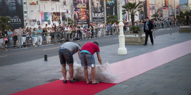 Zinemaldiaren alfonbra gorria egunero prest izaten dute izarrentzat Kursaal aurrean. (Gari GARAIALDE/ARGAZKI PRESS)