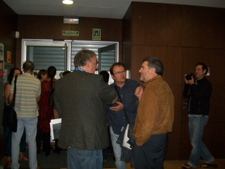 Uno de los directores, Eneko Olasagasti, charla con Ángel Amigo y Jesús Eguiguren tras la proyección. (Eguzki AGIRREZABALAGA)